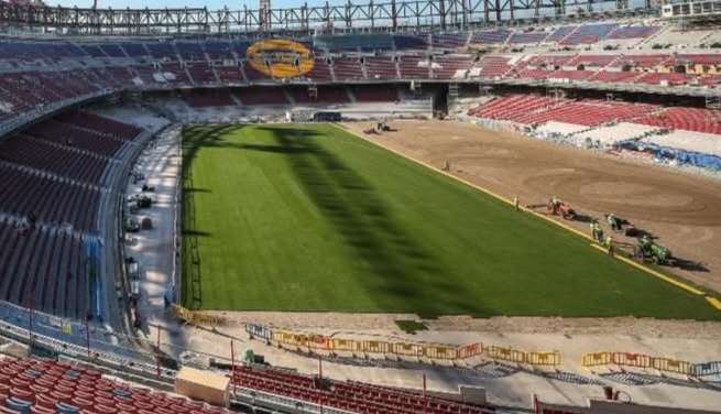 EN IMÁGENES | El Camp Nou inicia a vestirse de verde con instalación del césped