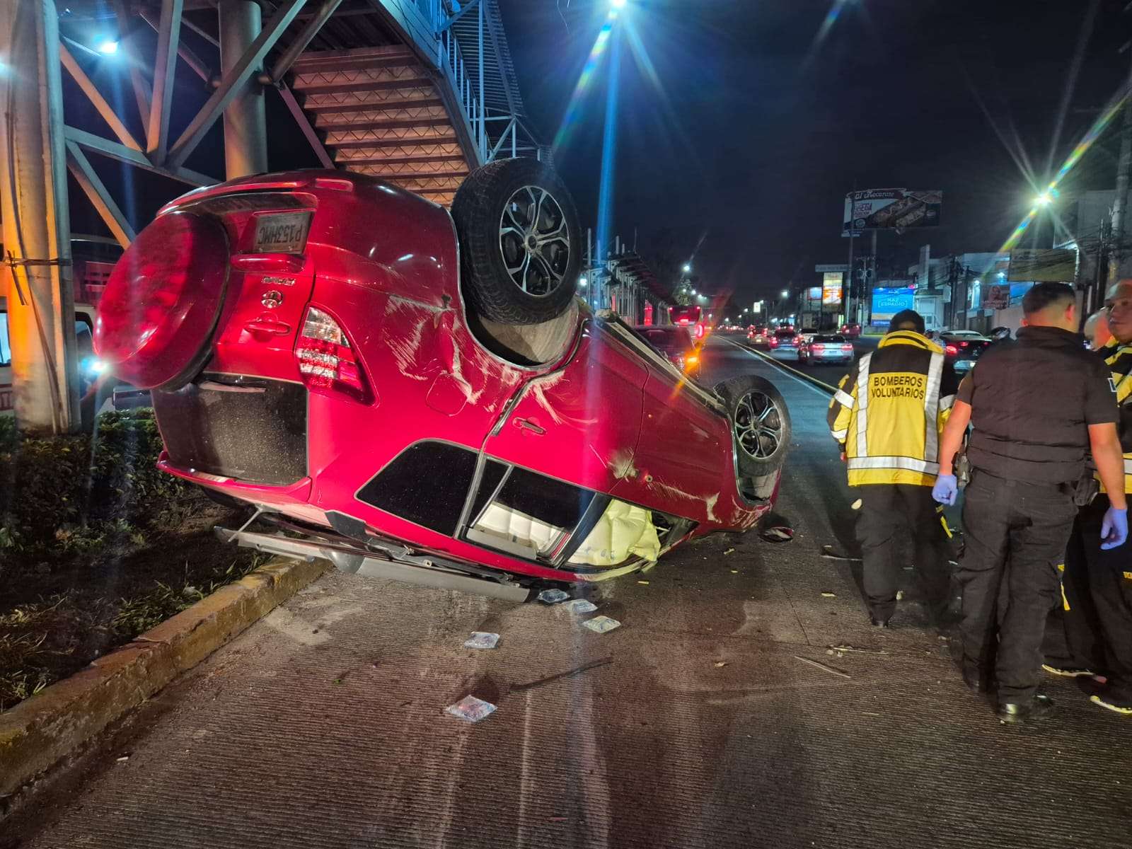 EN VIDEO | Vehículo volcado complica la movilización en Aguilar Batres