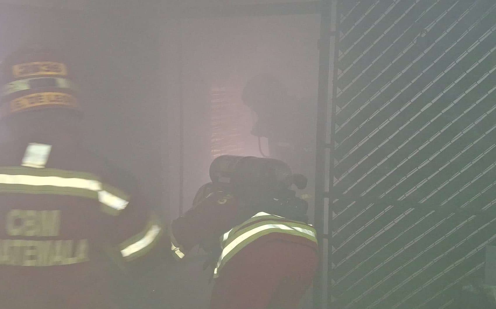 EN FOTOS | Reportan incendio en sótano de edición en zona 9