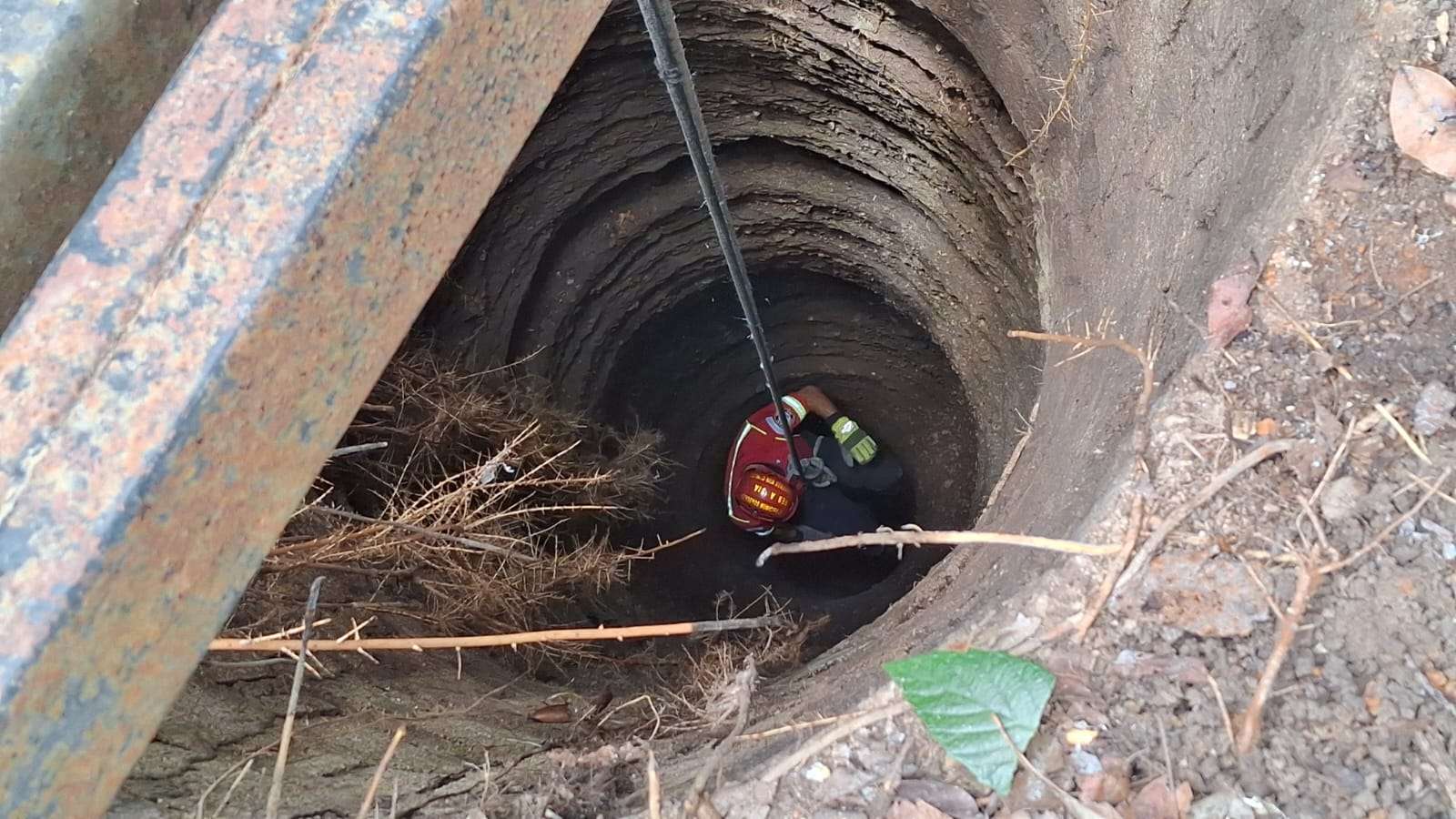 EN FOTOS | Hombre cae en pozo de 30 metros: Así realizan el rescate