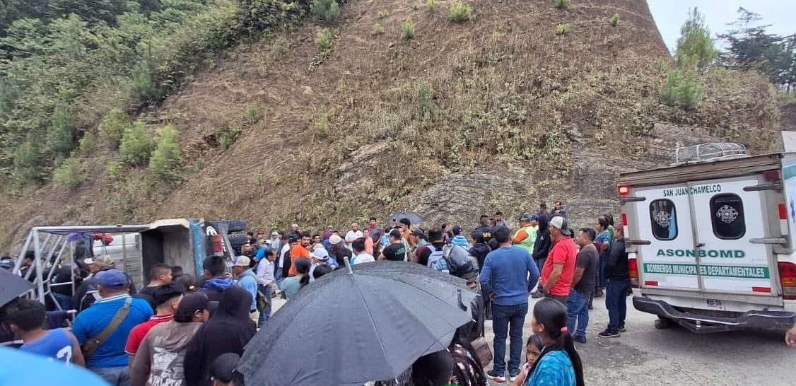 Camión con blocks, arena… ¡y personas! Termina volcado en San Juan Chamelco: 13 lesionados