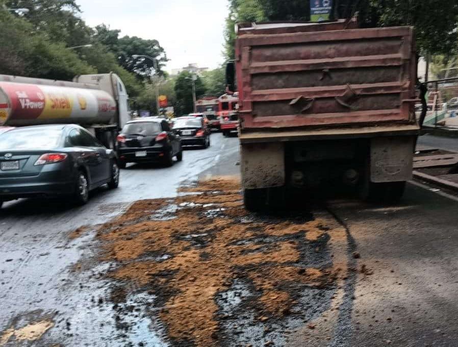 ¡Precaución! Derrame de aceite en zona 12 provoca complicaciones viales
