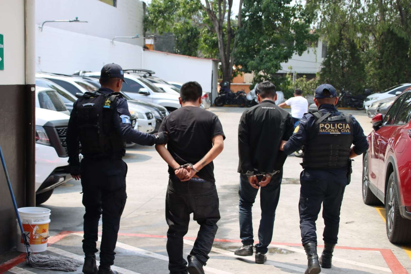 ¡Con las manos en la masa! PNC captura a presuntos ladrones en San Cristóbal, Mixco