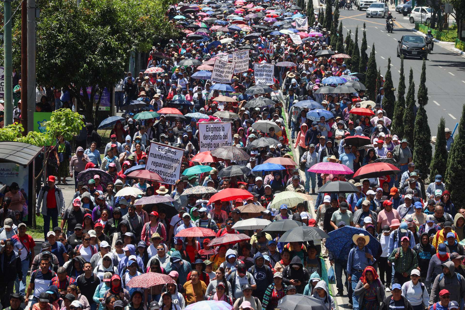 Maestros de Guatemala presionan al Gobierno por pacto colectivo que eleve 10 % el salario
