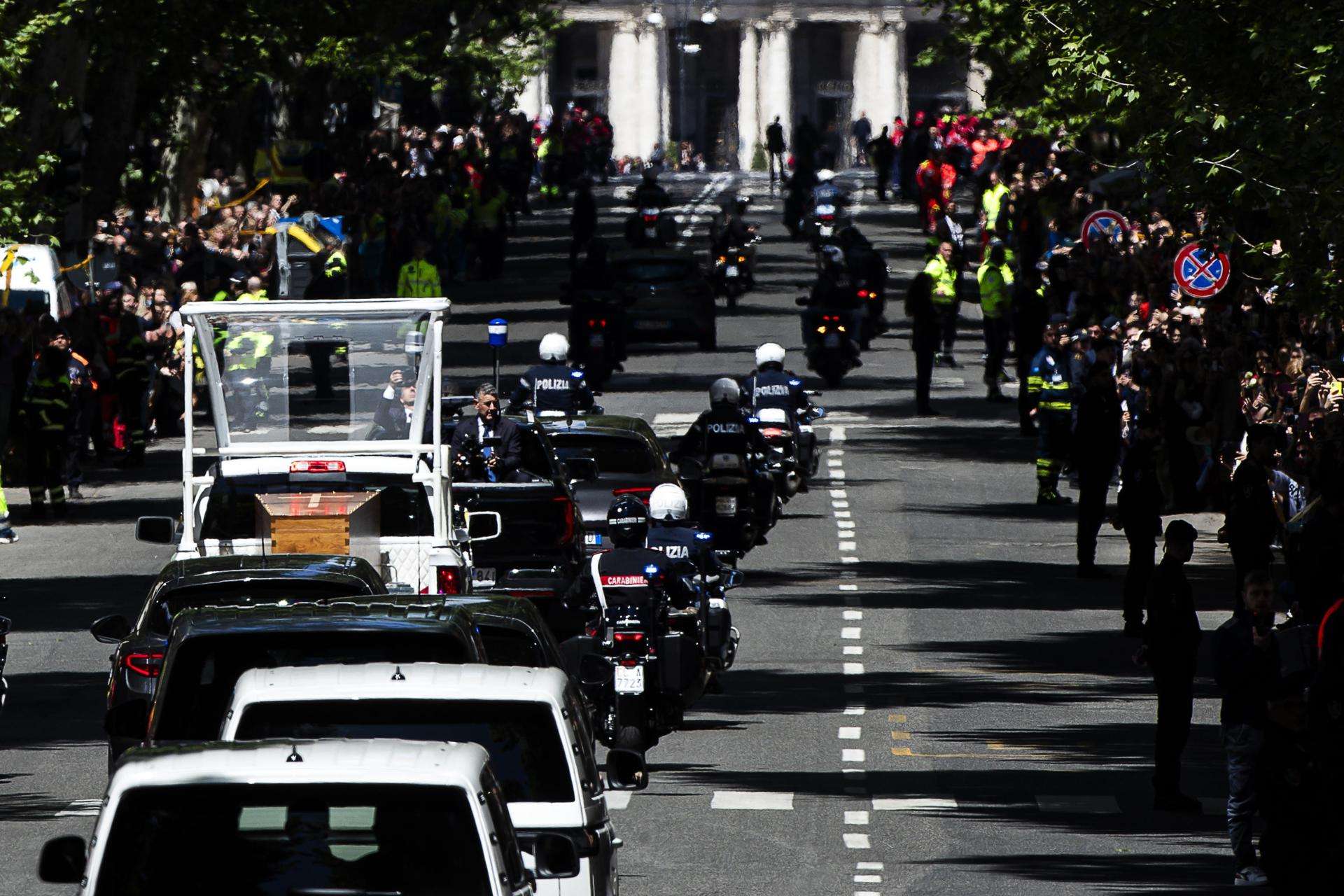 Unas 150 mil personas se concentraron al paso del cortejo fúnebre de Francisco por Roma