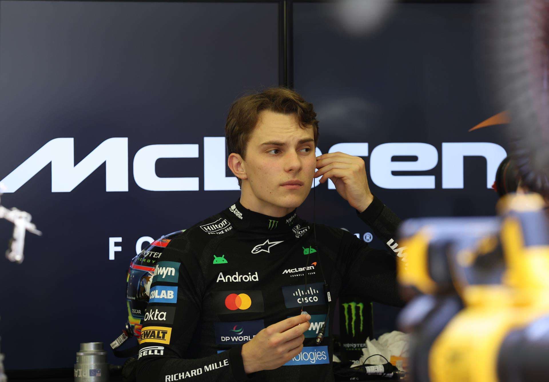 McLaren domina, Verstappen acaba séptimo y a Alonso se le suelta el volante en Baréin