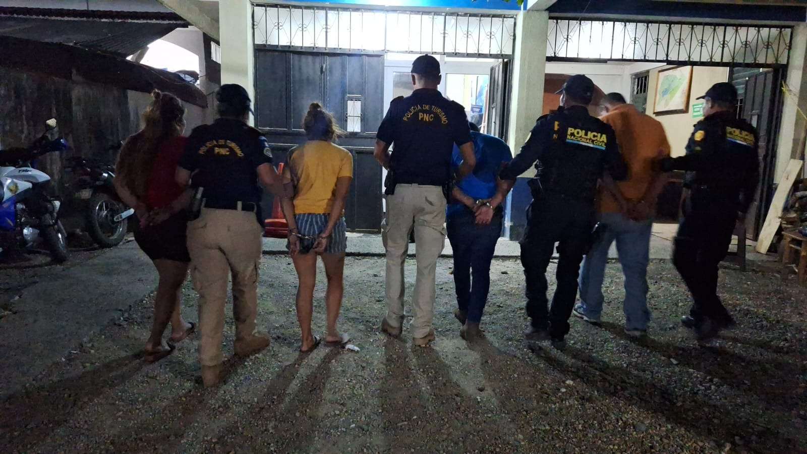 Capturan a presuntos responsables de robo de mercadería valorada en Q60 mil en Livingston, Izabal