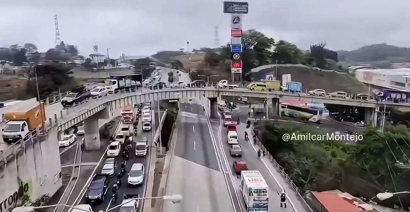 ¡Tránsito complicado! Peatón muere atropellado por motorista en zona 17