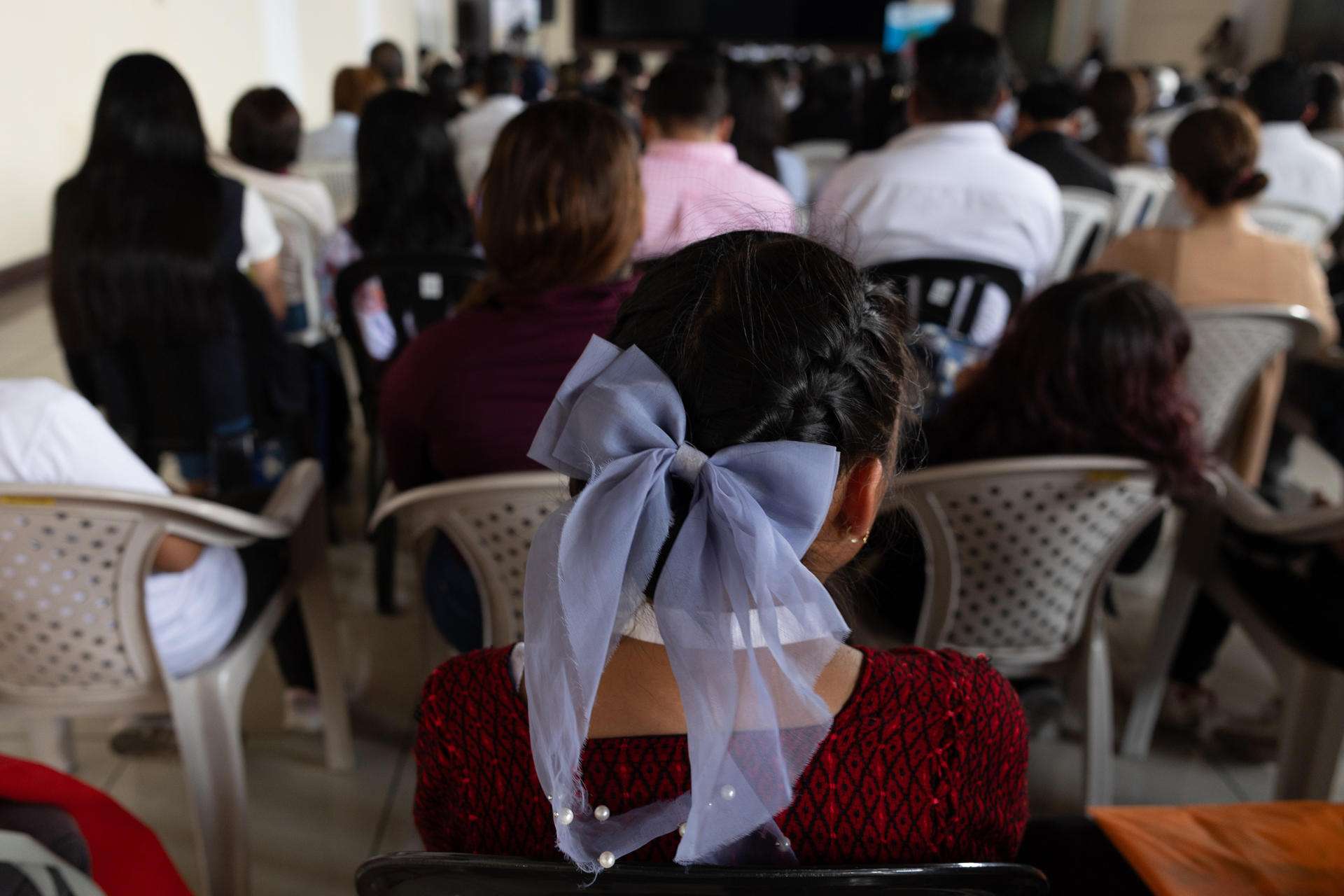 Una menor al asistir a la presentación de una investigación acerca del embarazo de niñas y adolescentes en Guatemala, en el centro histórico de la capital guatemalteca. EFE/David Toro