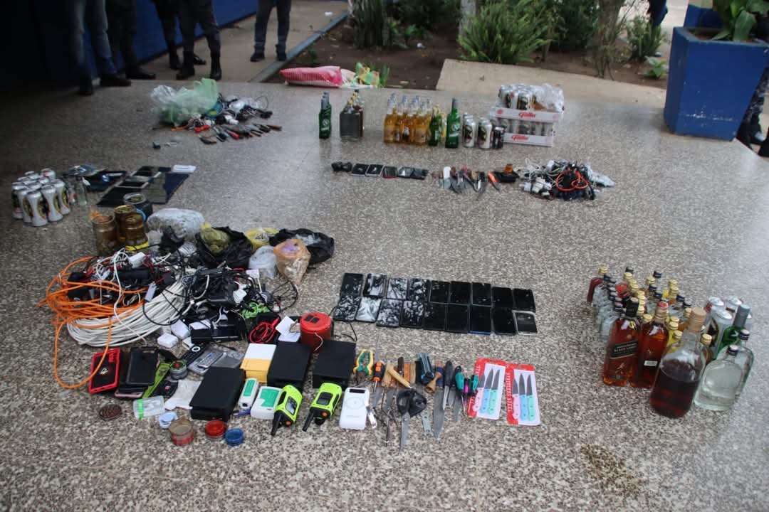 Encuentran 35 celulares, drogas y hasta un proyector en cárcel de Pavón