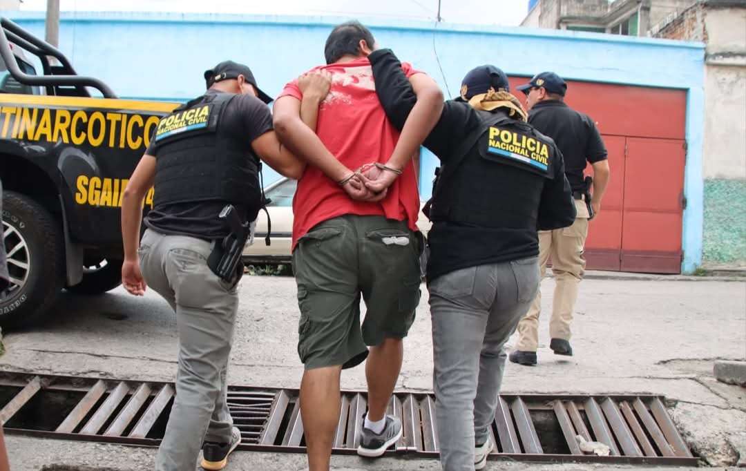 Capturan a taxista pirata con arma ilegal en allanamientos en zona 5