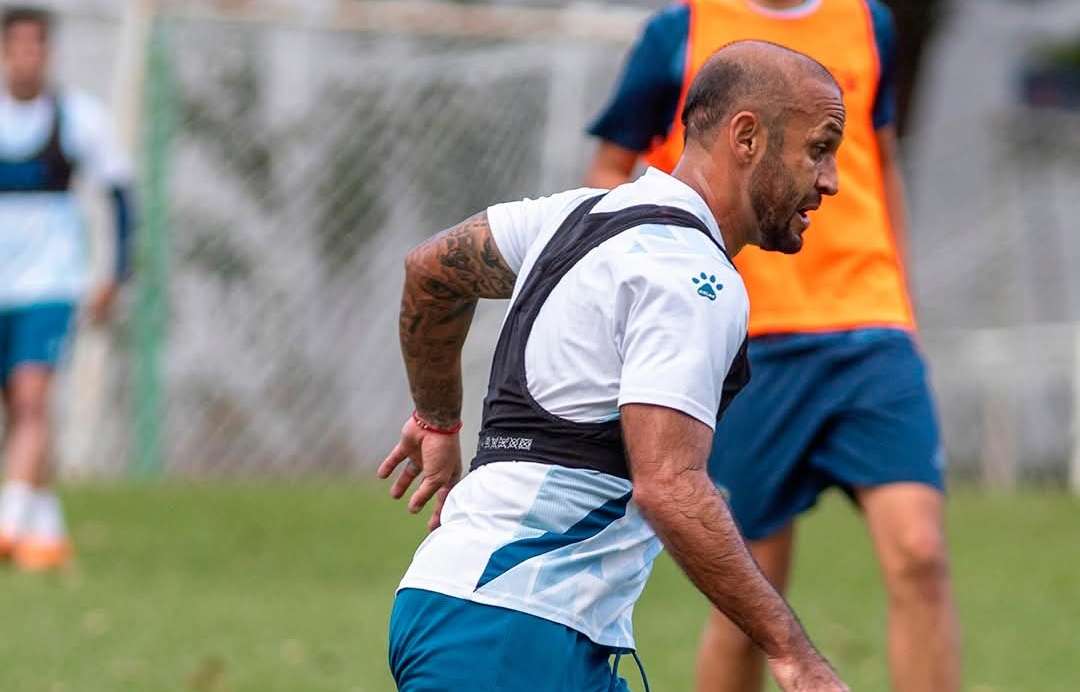 «El Moyo» renueva con Comunicaciones por una temporada más