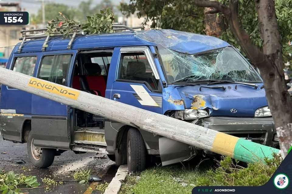 EN VIDEO | Así fue el accidente de un microbús en Villa Hermosa