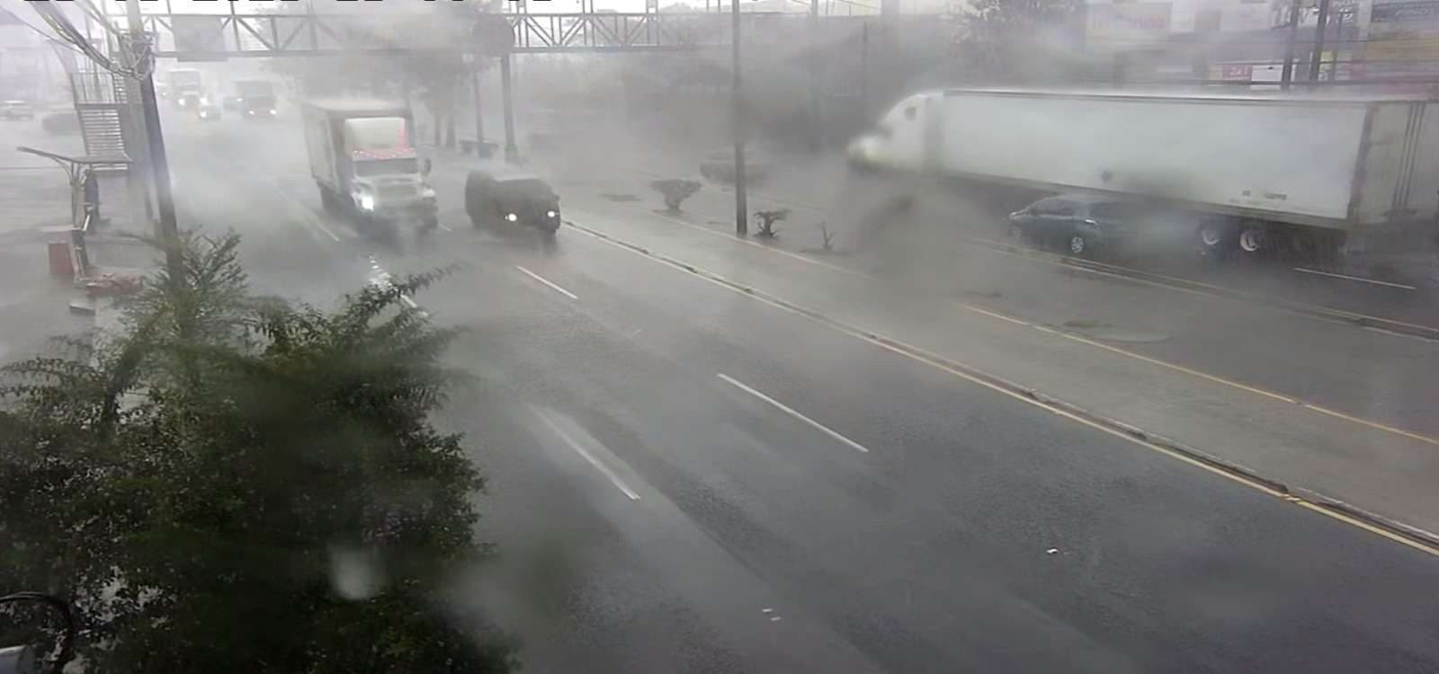 ¡Conduce con cuidado! Lluvia fuerte cae en varias zonas de la capital