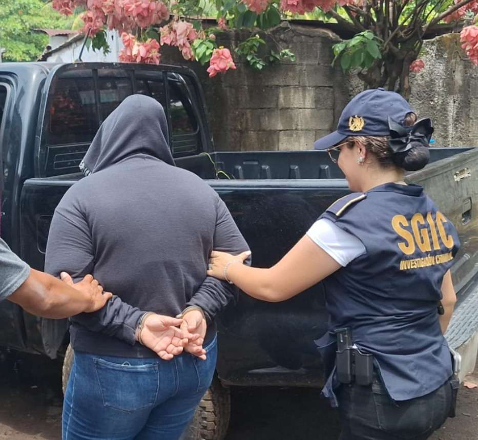 Era gestora de negocios… y la detuvieron por transferir dinero a cuentas personales y familiares