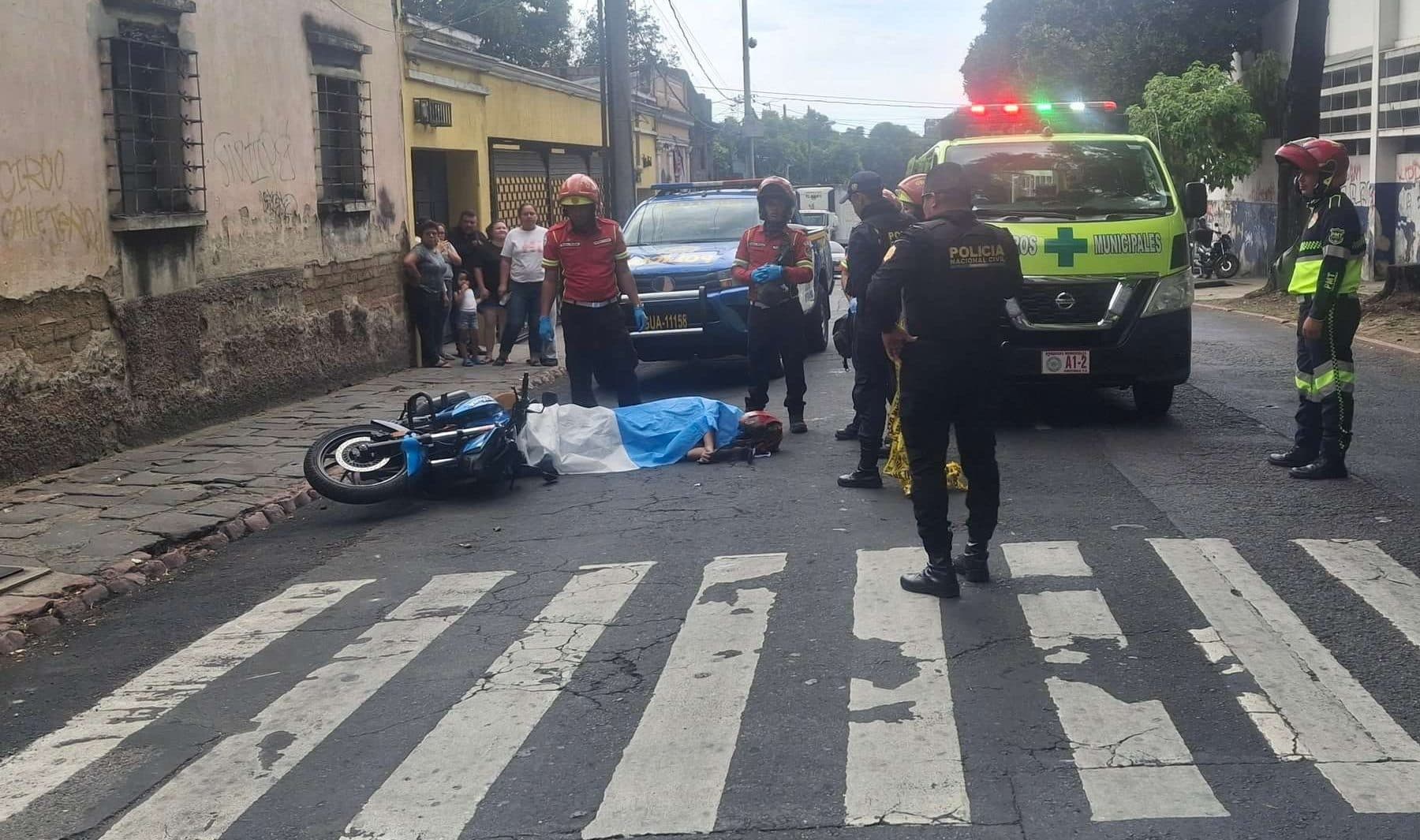 EN FOTOS | Ataque armado en zona 2 deja un motorista fallecido