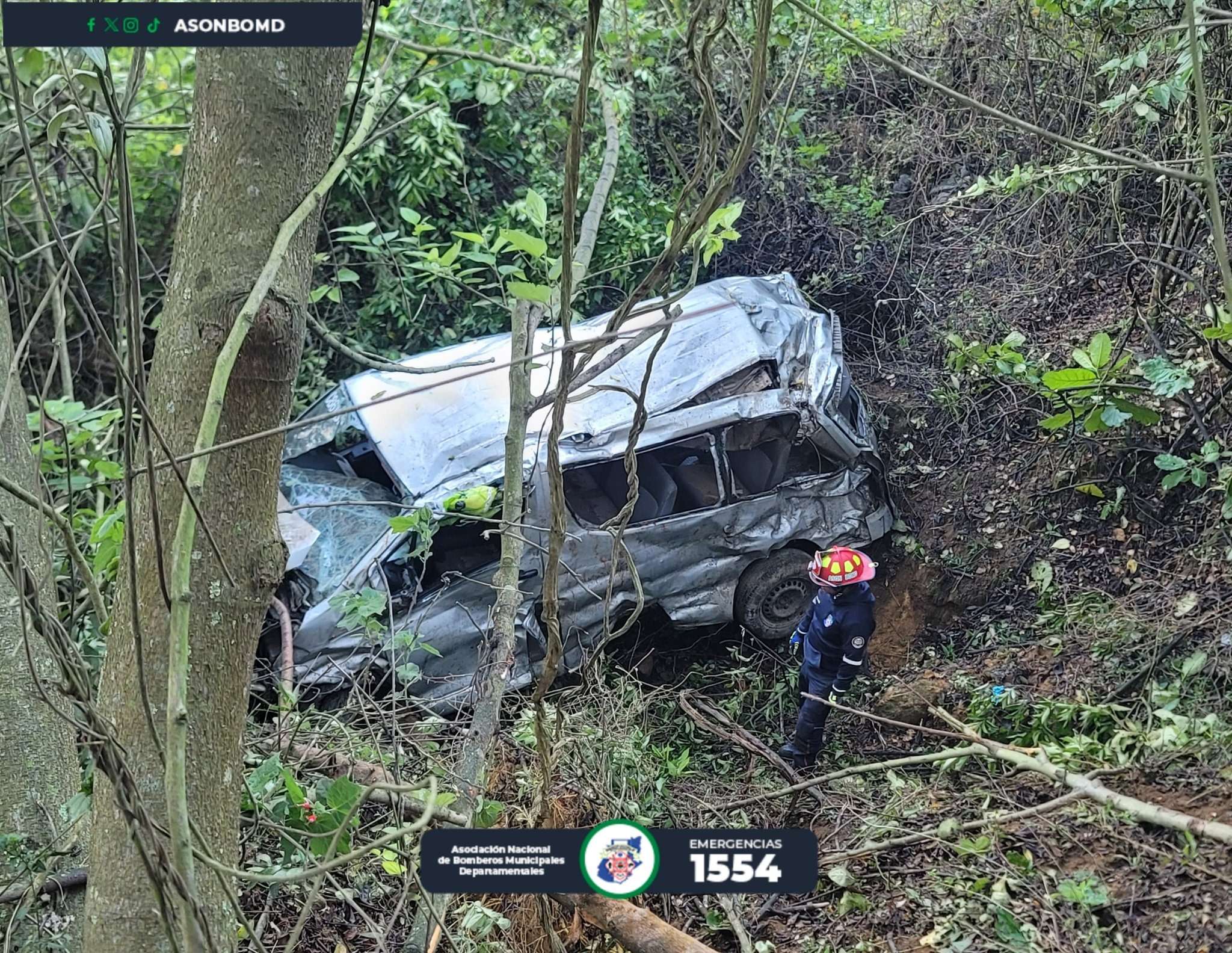 Microbús con salubristas cae a barranco en Libramiento Chimaltenango: 9 personas heridas