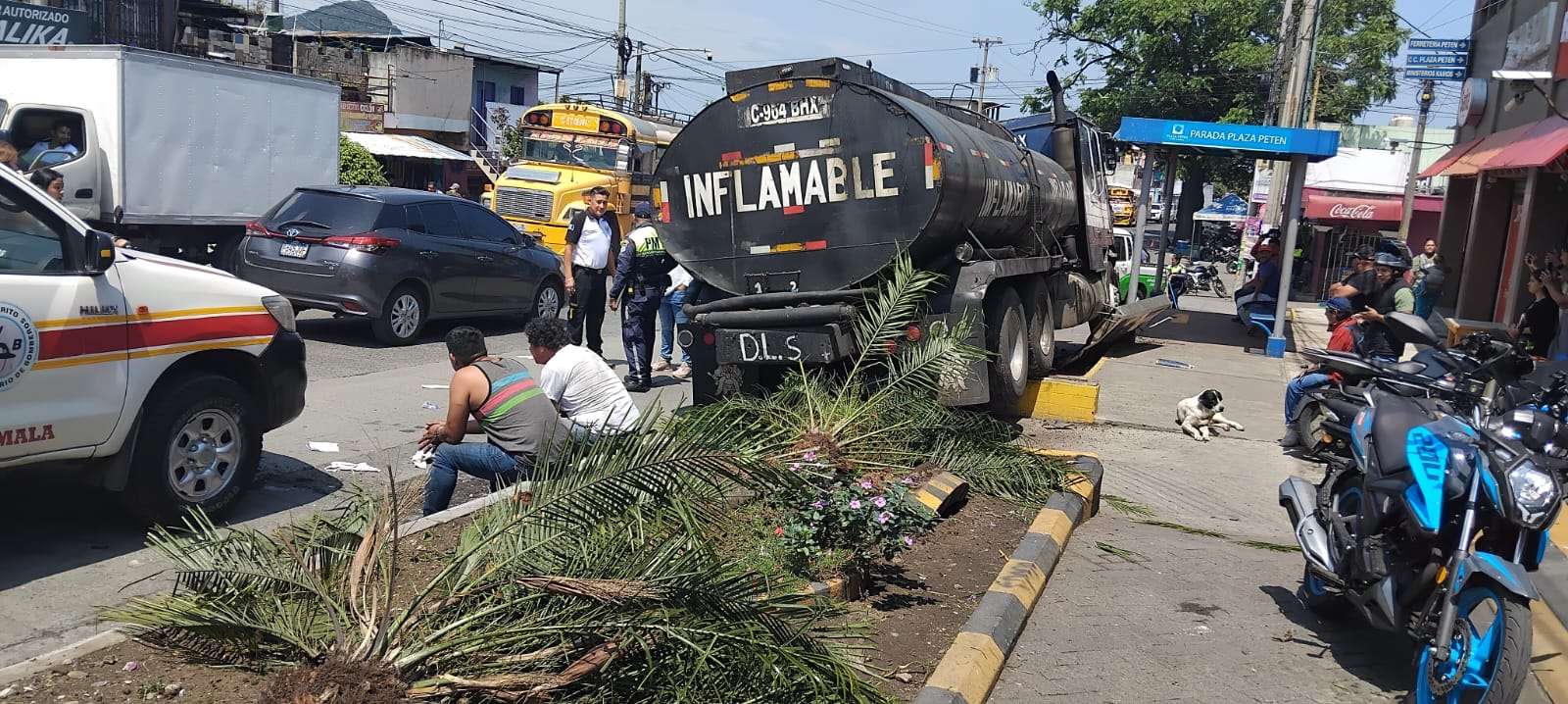 ¿Qué pasó en la Parada de la Bloquera? Tráiler con combustible y moto colisionan