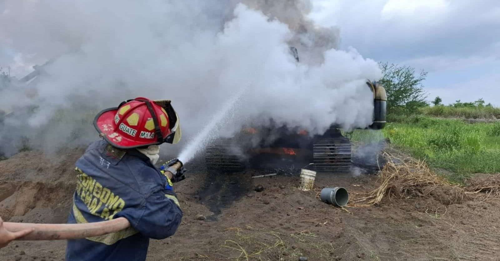 Retroexcavadora se incendia en comunidad de San Marcos