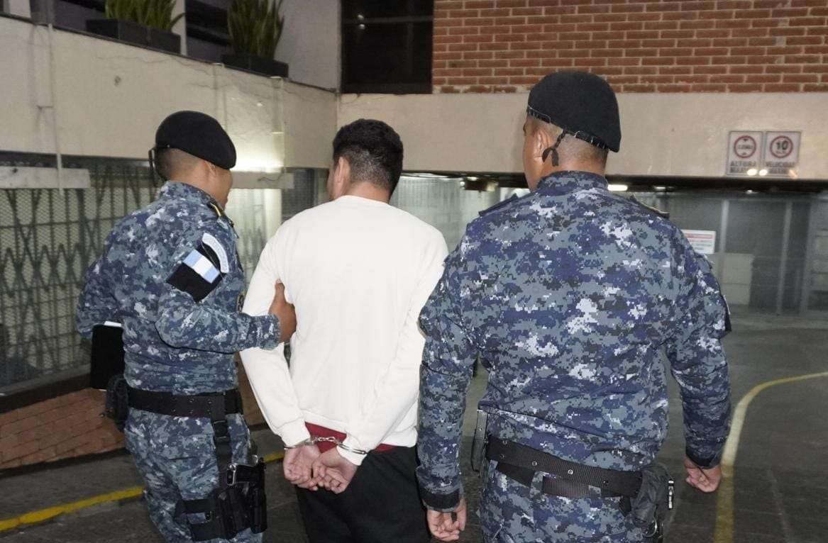 ¿Un celular para cada día? Hombre es detenido con más de un centenar de teléfonos en La Aurora