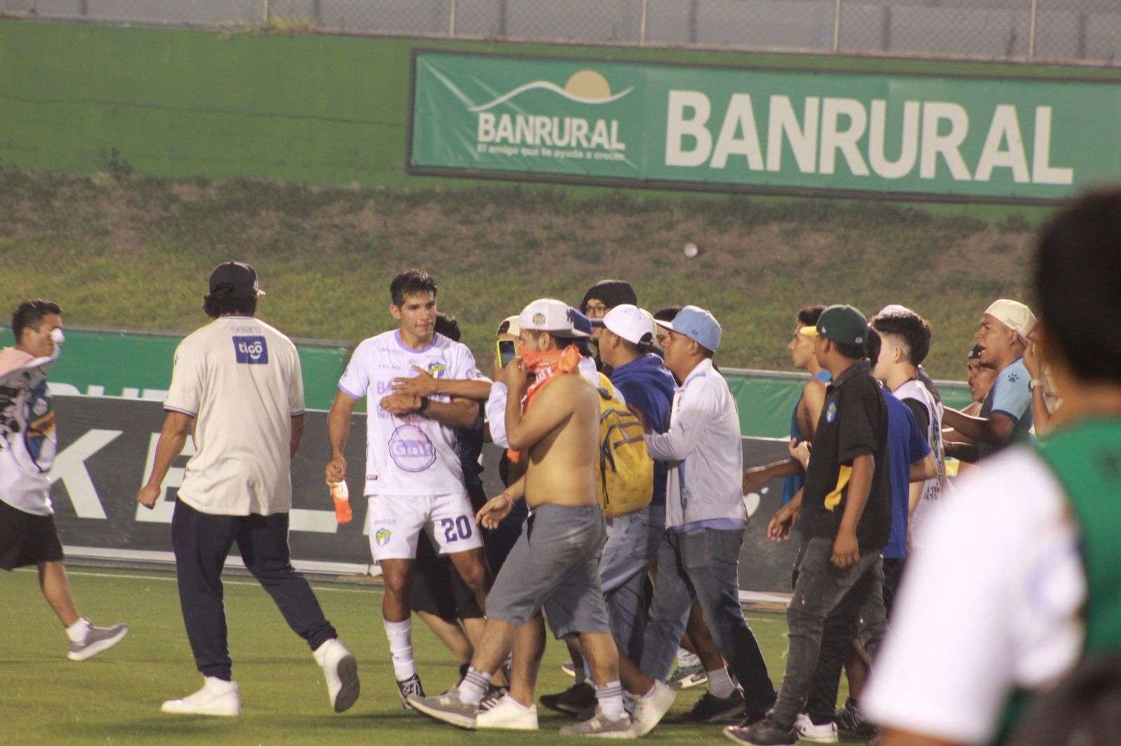 De cuánto es la multa para Comunicaciones por la invasión de cancha en el Cementos Progreso