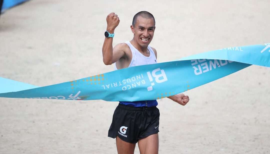 Alberto González conquista el Medio Maratón Internacional de Cobán 2025