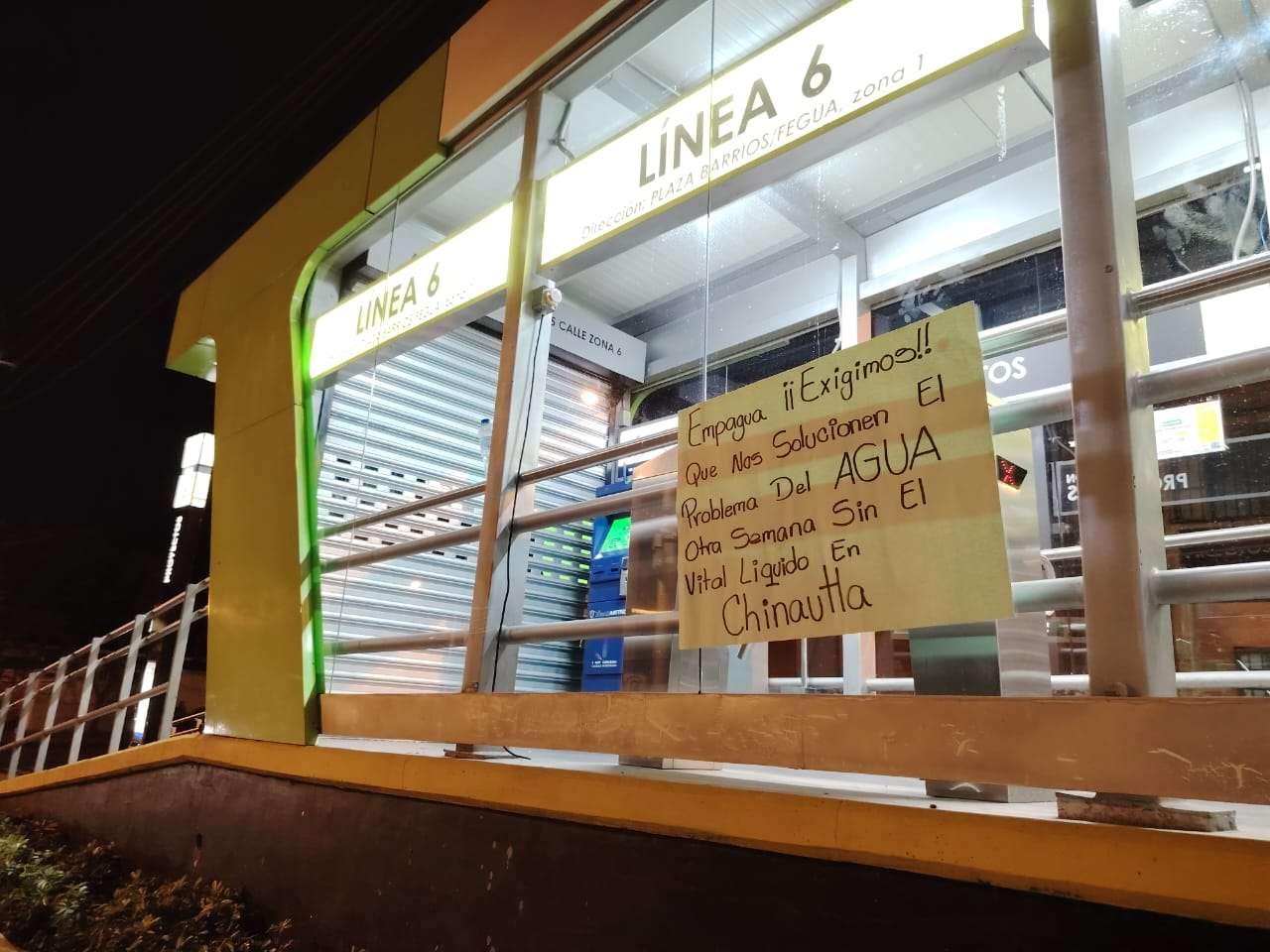 EN FOTOS | ¿Desabastecimiento potable? Carteles de protesta amanecen en estaciones de Transmetro