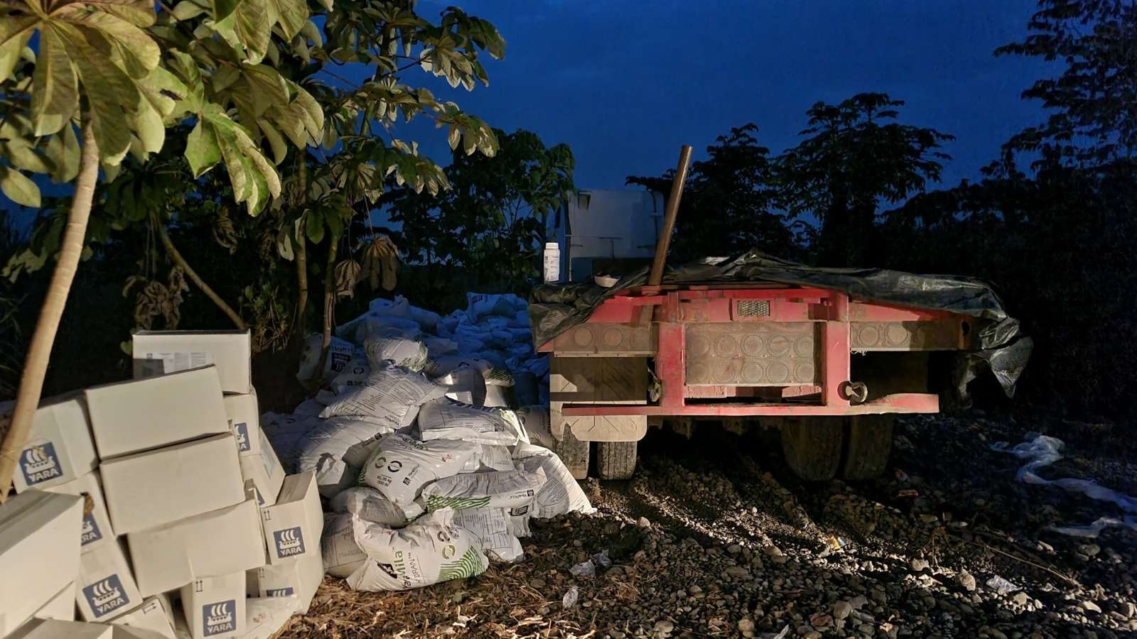 Tres detenidos sorprendidos descargando fertilizantes robados valorados en Q350 mil