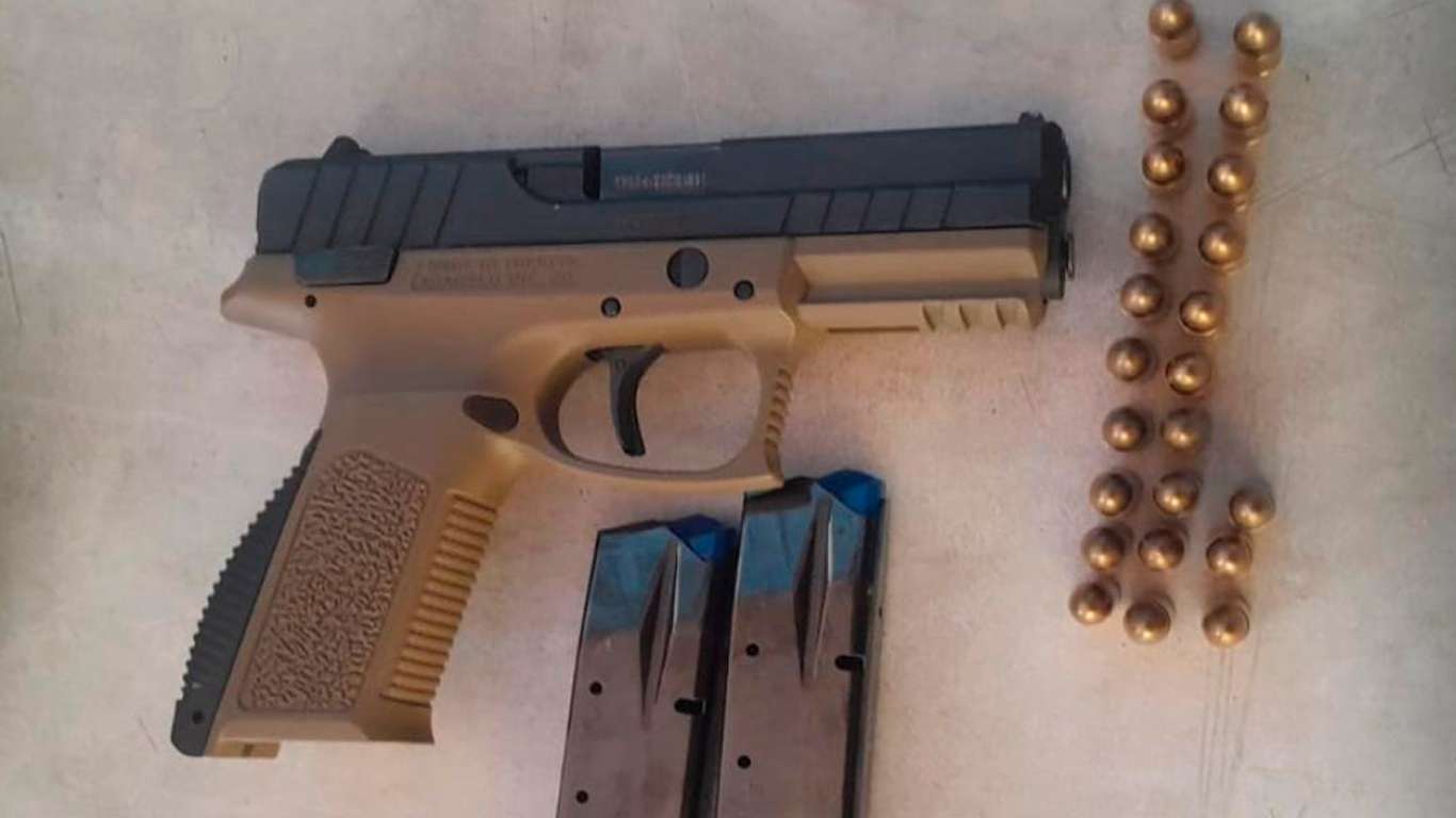 Descubren a estudiante de 15 años con arma y municiones en colegio de Siquinalá