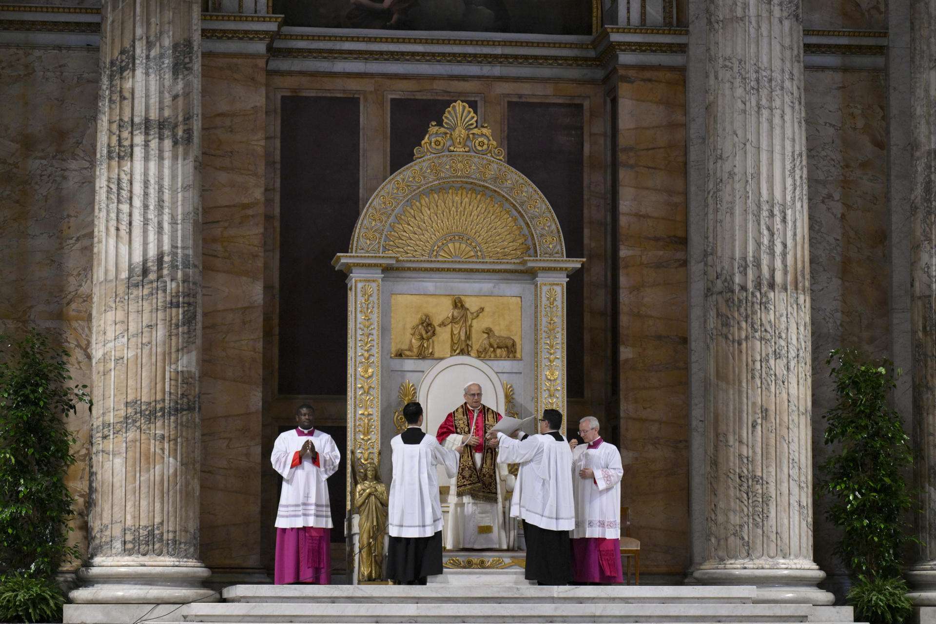 León XIV reza ante la tumba de San Pablo y pide la "gracia" para su pontificado