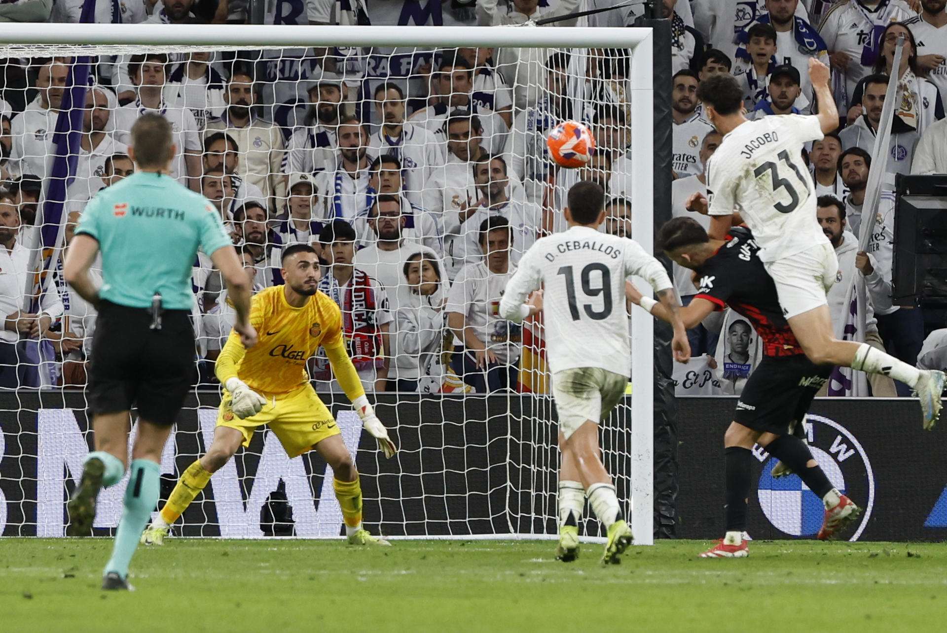 Barcelona se queda a un suspiro del título tras un gol agónico del Madrid