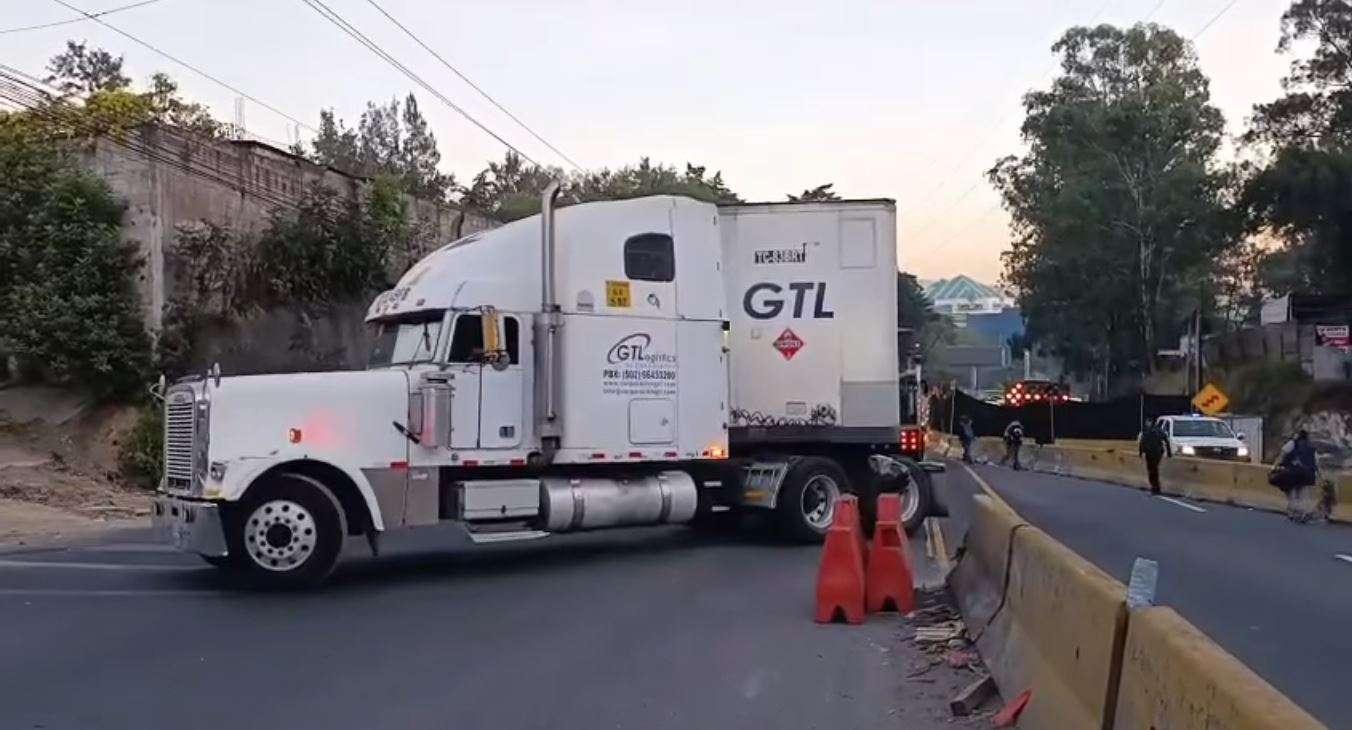 Tráiler averiado bloquea la ruta al Pacífico y provoca tránsito lento en dirección al sur