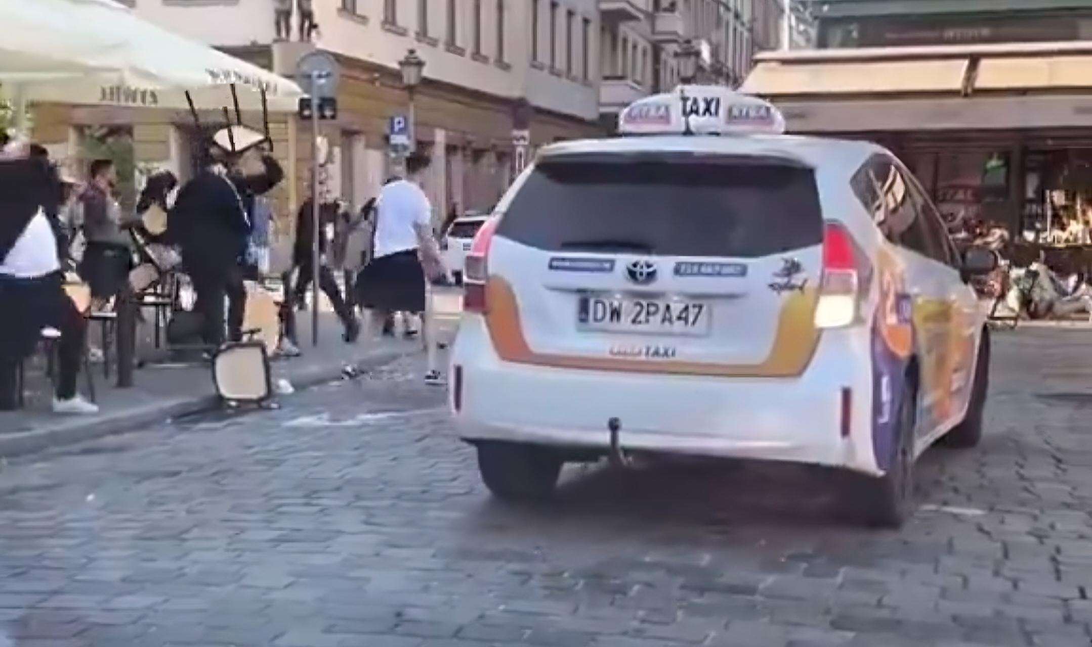 EN VIDEO | Caos en Breslavia: Hinchas de Betis y Chelsea desatan batalla campal antes de la final