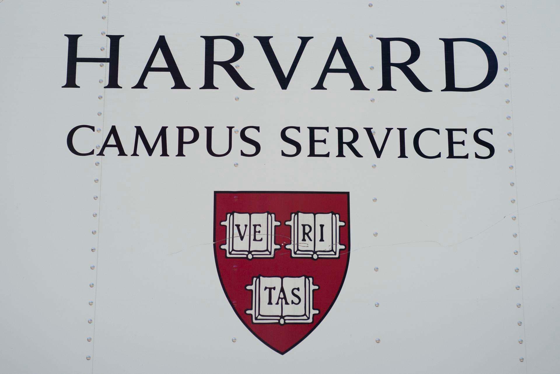 Harvard reta en corte la orden de Trump que niega visas a estudiantes y profesionales