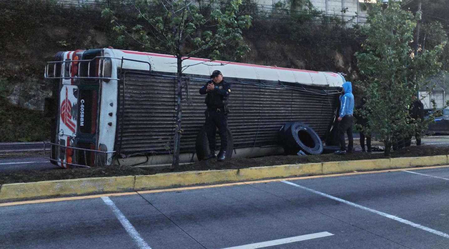Vuelca bus en ruta Interamericana, bomberos reportan heridos