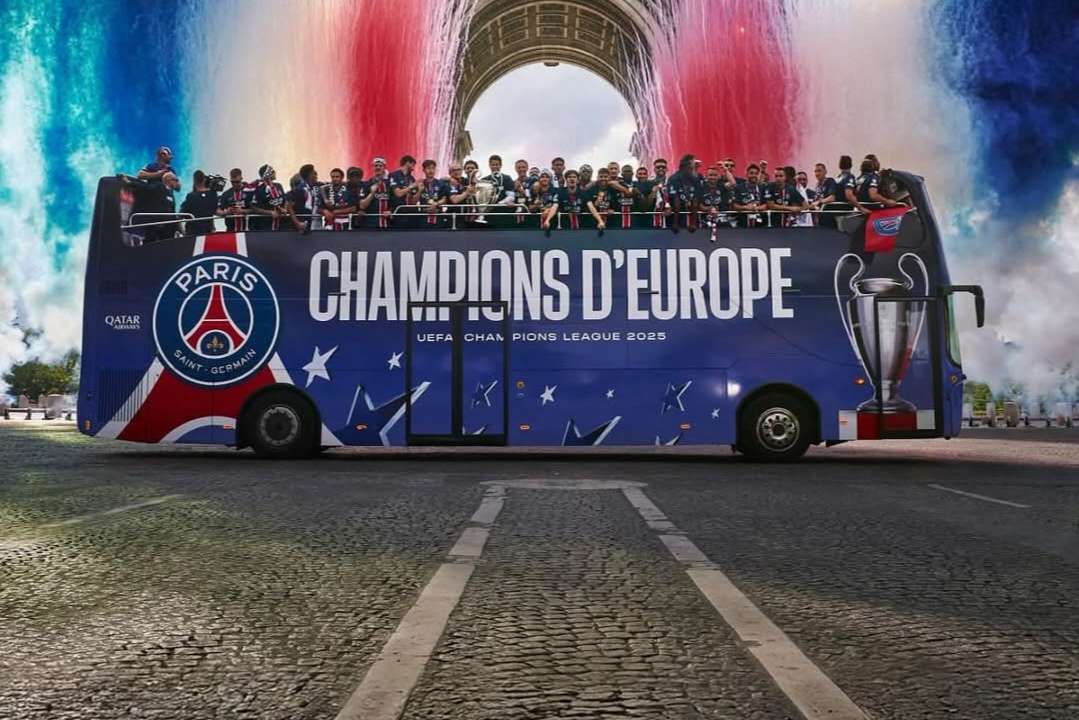 EN VIDEO | El PSG disfruta su paseo triunfal por los Campos Elíseos de París