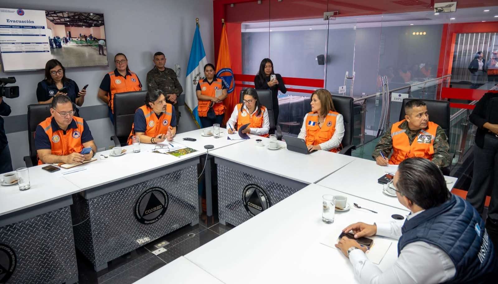 Coordinan ayuda para afectados por el volcán de Fuego y sube cifra de escuelas cerradas