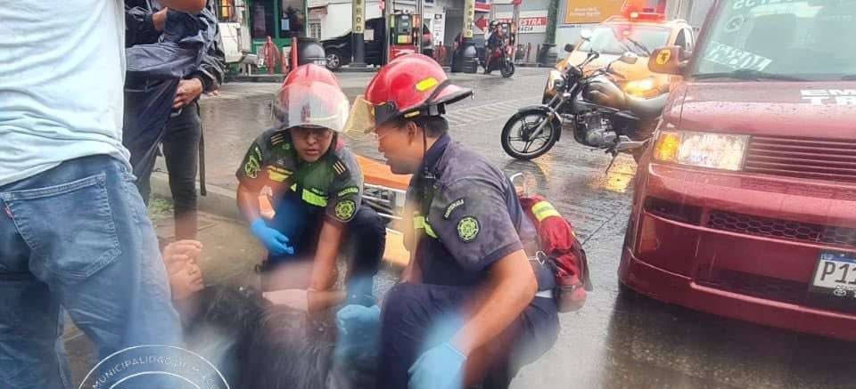 Quedó prensado entre dos vehículos en Mixco… y sobrevivió