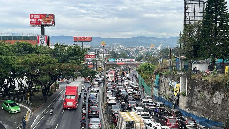 Múltiples incidentes colapsan el tránsito en la capital este miércoles