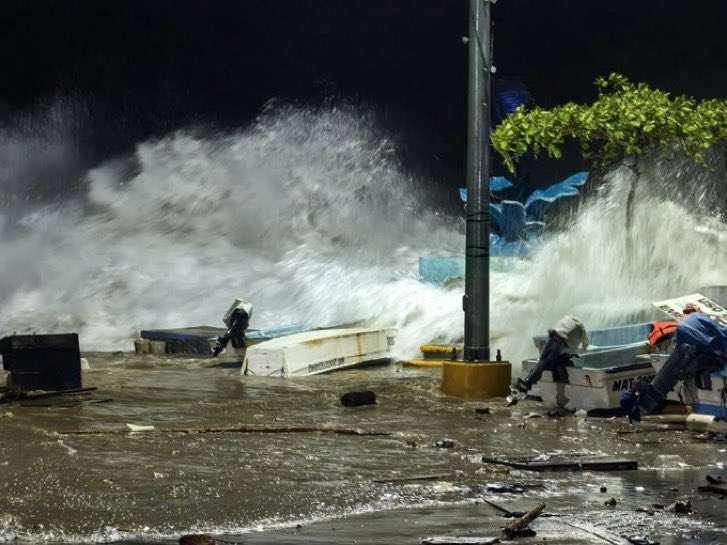 El huracán Erick toca tierra en categoría tres en el estado mexicano de Oaxaca