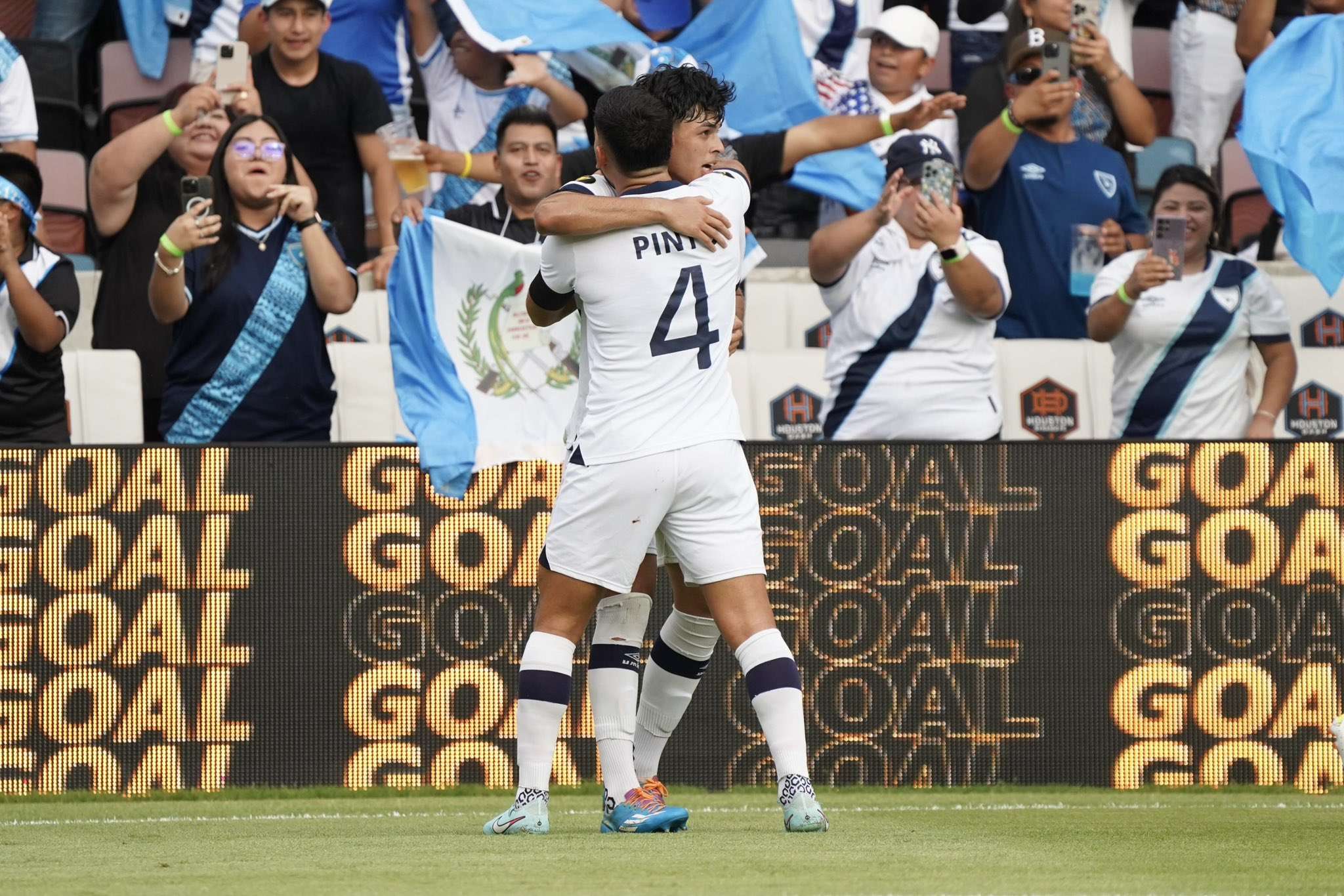 ¡Con todo, Guate! Arévalo celebra el pase de la Azul y Blanco a cuartos de final de la Copa Oro Guatemala