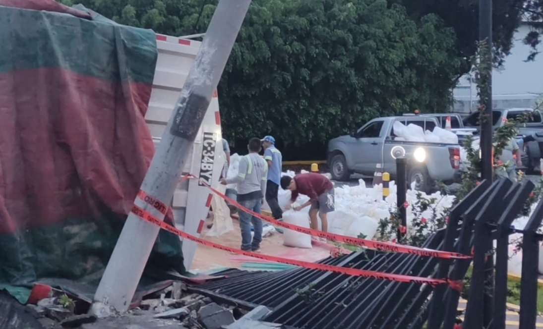 Tráiler complica el tránsito en zona 12: esto es lo que pasó