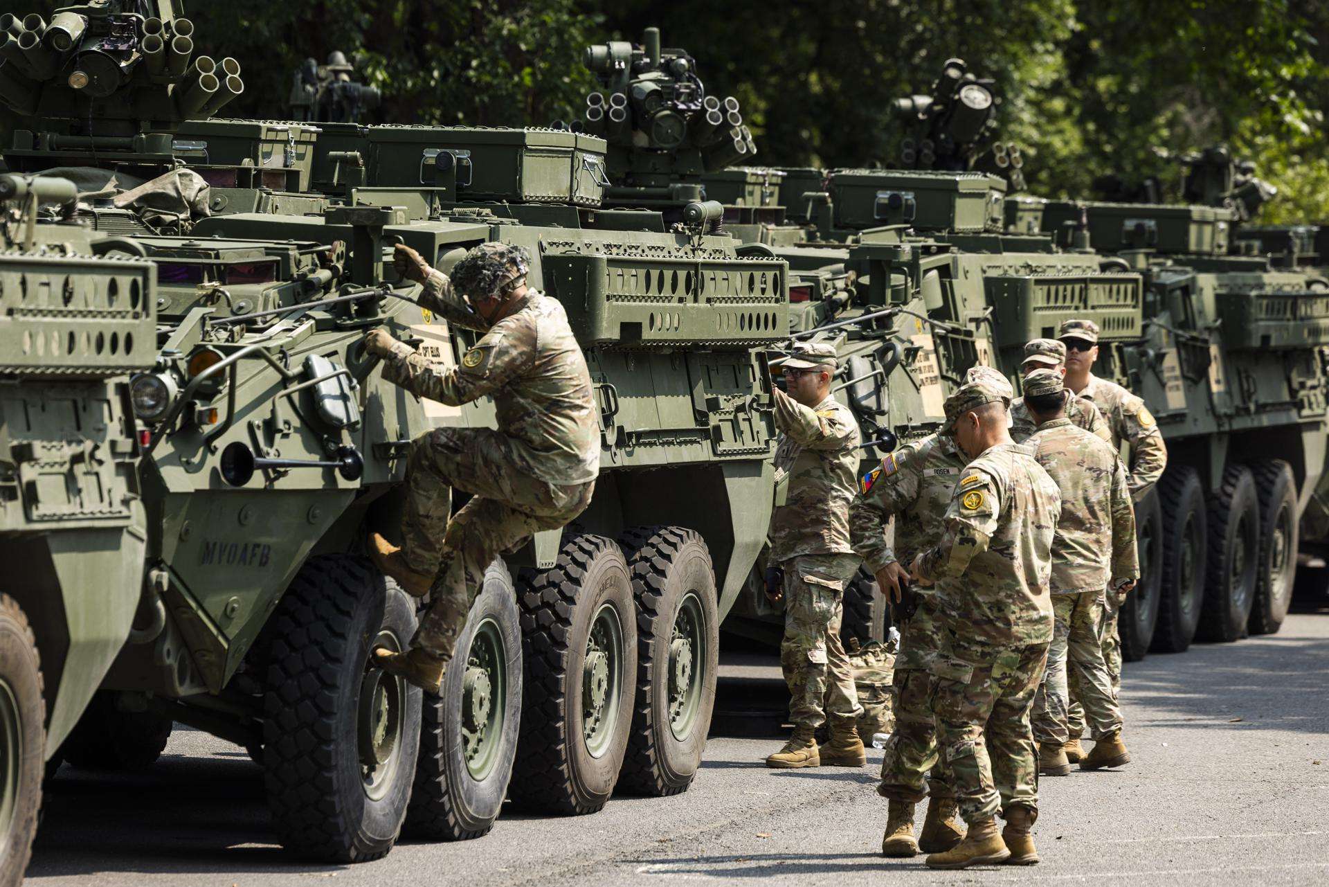 Soldados y tanques se preparan para el desfile militar de Trump en Washington
