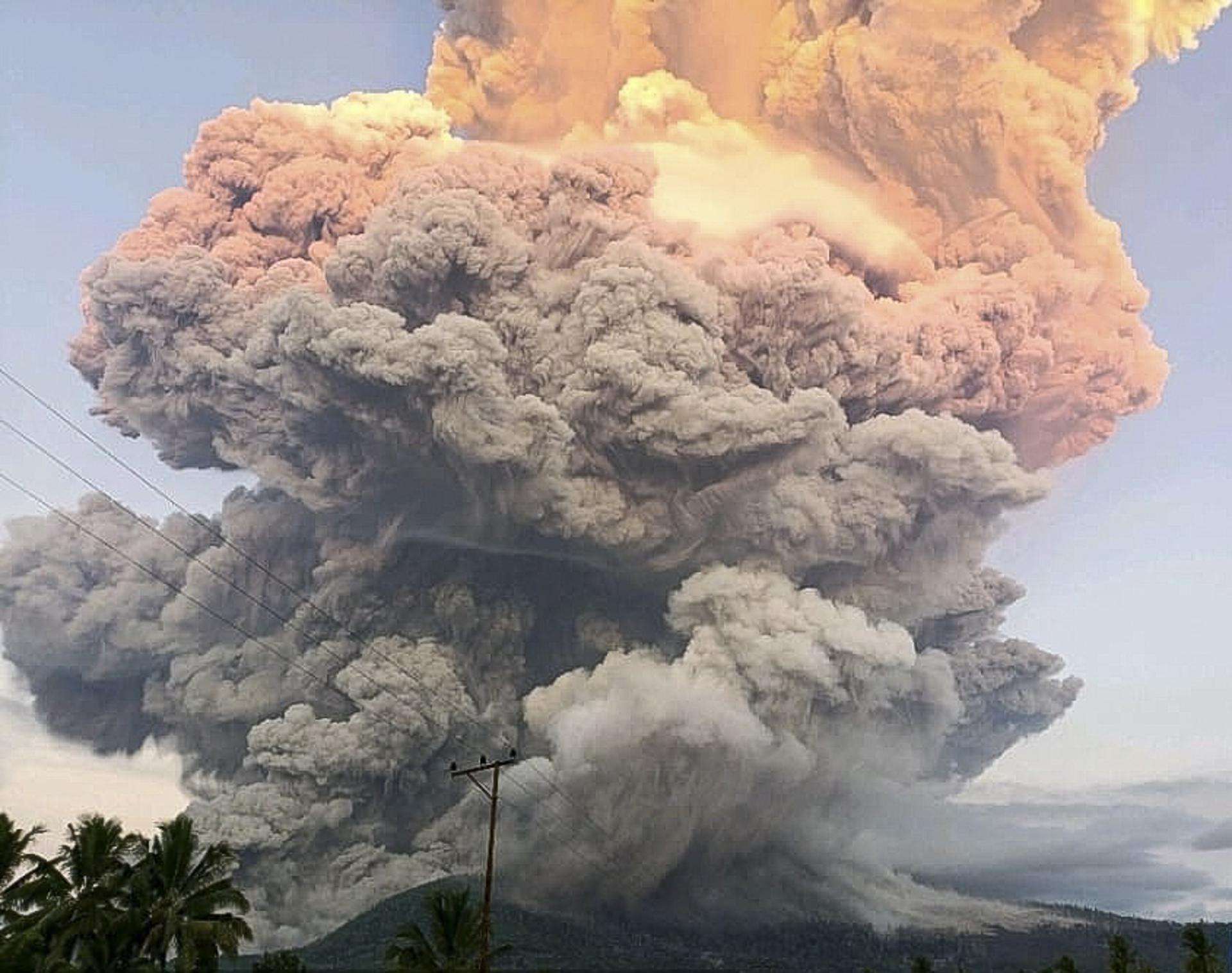 Indonesia eleva al máximo la alerta por el volcán Lewotobi Laki-Laki tras nueva erupción