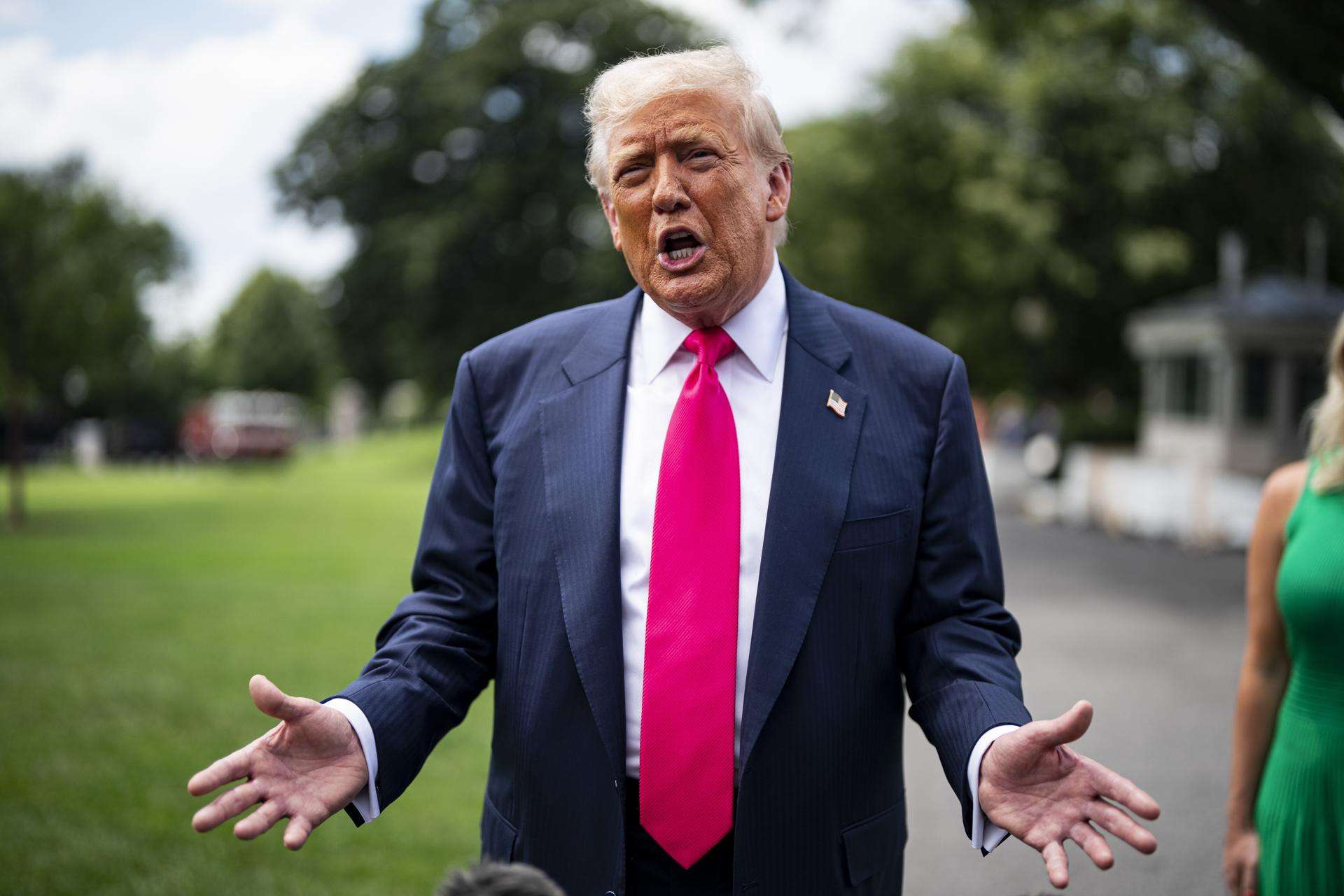 Trump señala que tiene mucho "respeto" por el papa pero que no planea reunirse con él