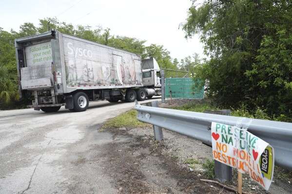 Primeros migrantes llegan a ‘Alligator Alcatraz’, el polémico centro de detención en Florida