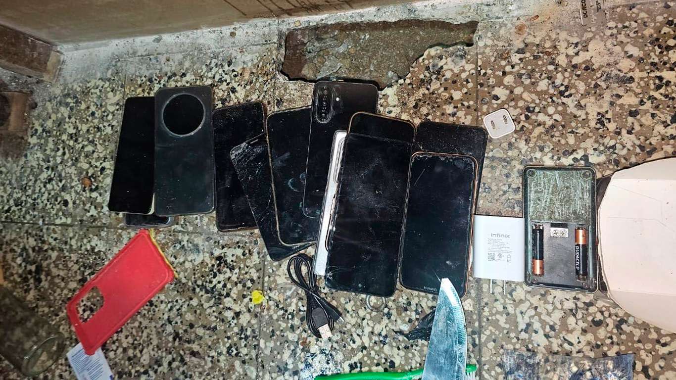 ¡Nuevas caletas! Y sigue el hallazgo de teléfonos, chips y cuchillos en cárceles de Guatemala