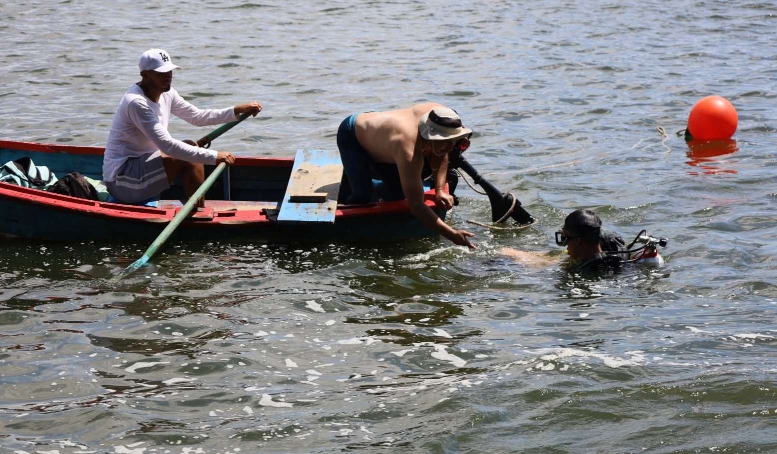 Abogado en lago de Amatitlán.