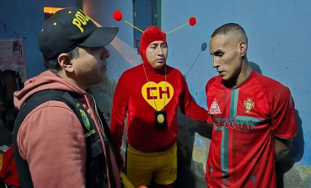 policia disfrazado de chapulín colorado en Perú.