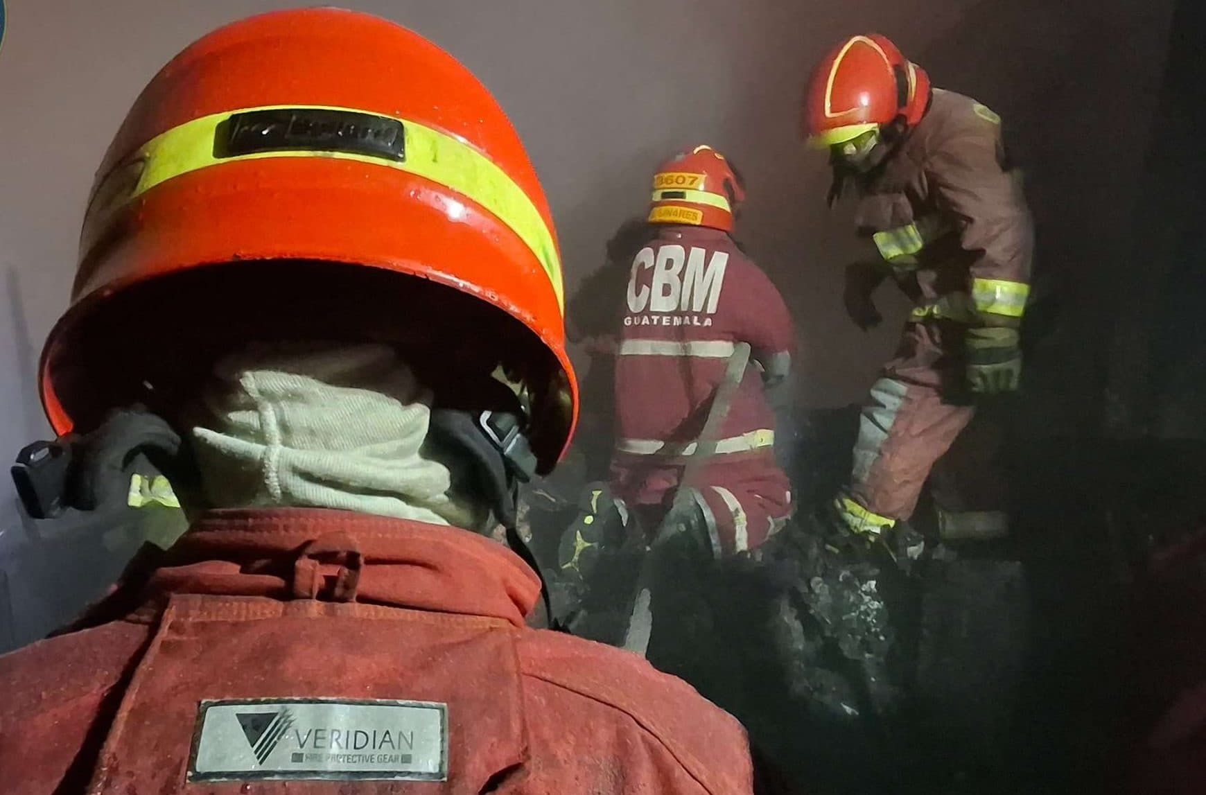 Bomberos controlan incendio que consumió vivienda en zona 3